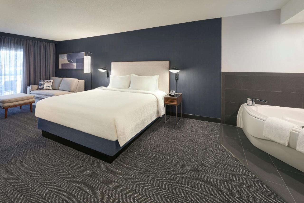 Courtyard By Marriott Toronto Mississauga/Meadowvale Hotel Exterior photo